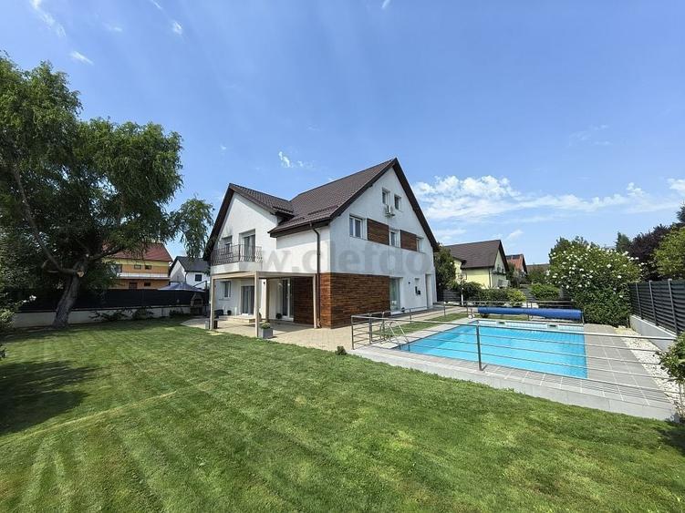 Casă individuală cu 7 camere cu Piscina în Iancu Nicolae