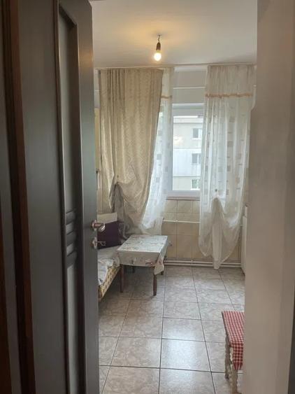 Apartament cu 3 camere semidecomandat, mobilat în Zimbru