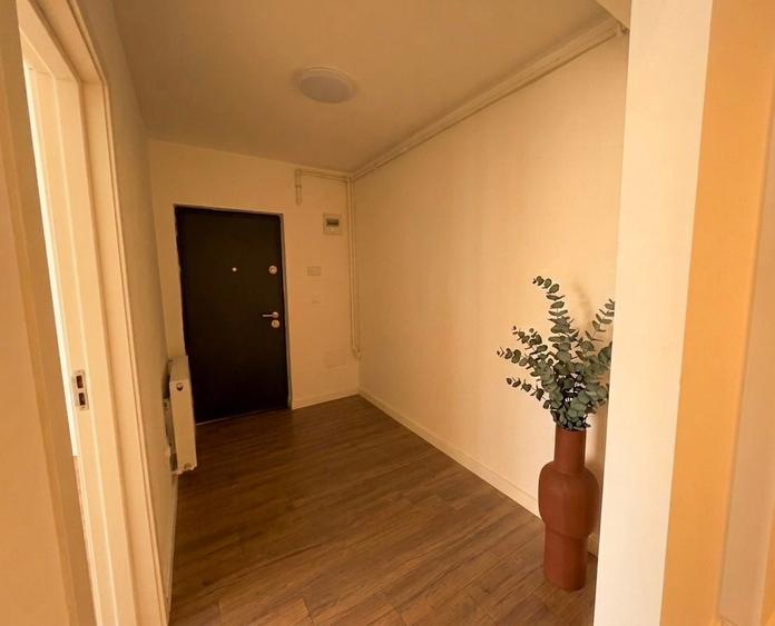 Apartament cu 3 camere semidecomandat în Florești