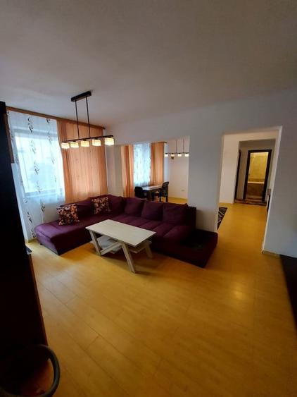 Apartament cu 3 camere semidecomandat în Tomis III