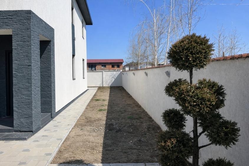 Casă individuală cu 4 camere cu Canalizare în Exterior Est