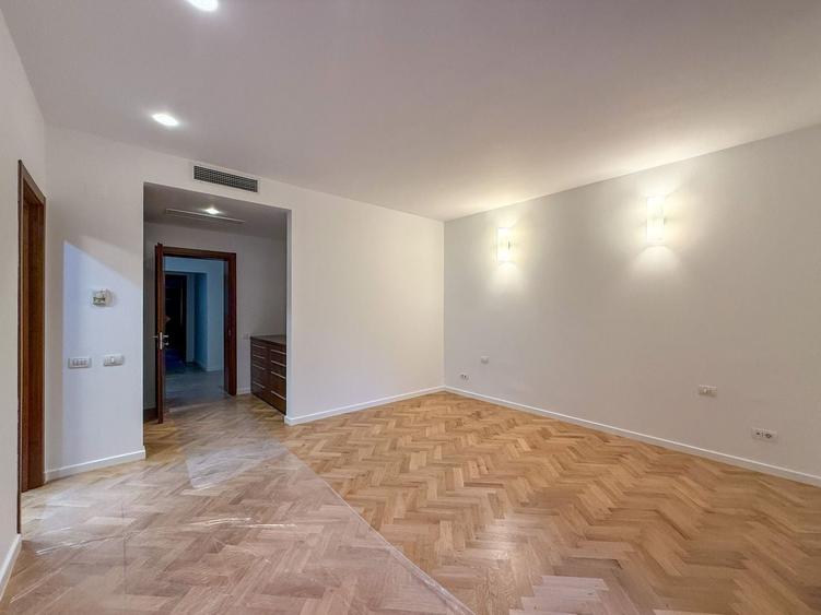 Apartament cu 3 camere semidecomandat, mobilat în Primăverii