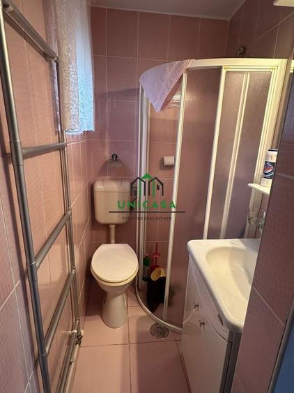 Casă individuală cu 8 camere cu Canalizare în Cetățuia