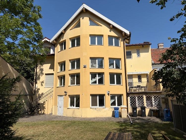 Casă individuală cu 15 camere cu Canalizare în Complex Studențesc