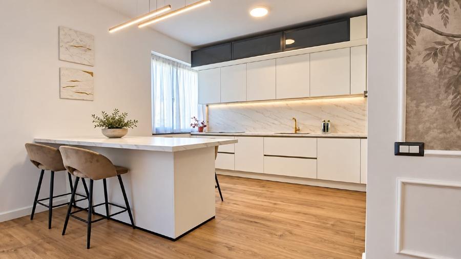Apartament cu 4 camere decomandat în Central