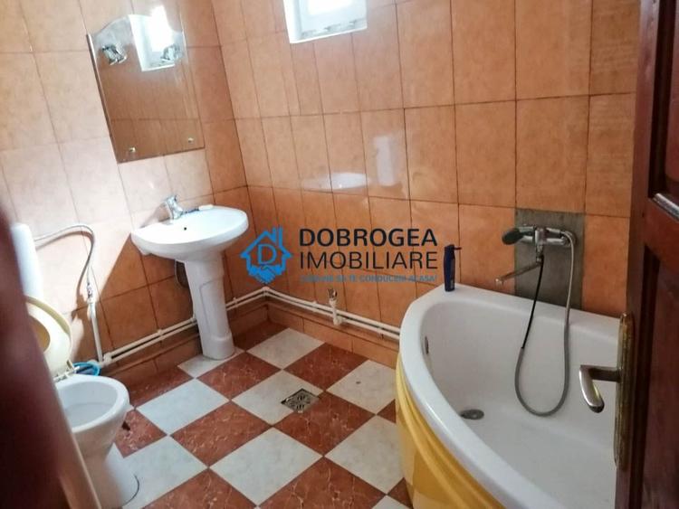 Casă individuală cu 4 camere cu Teren 120 Mp în Central
