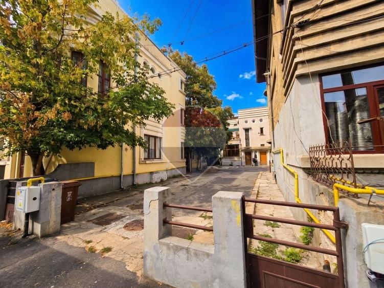 Apartament cu 3 camere semidecomandat în Dorobanți