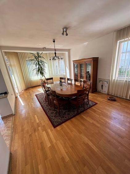 Casă individuală cu 8 camere cu Canalizare în Gruia