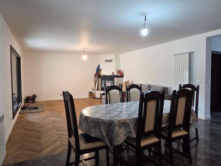 Casă individuală cu 5 camere cu Teren 2867 Mp în Exterior Vest