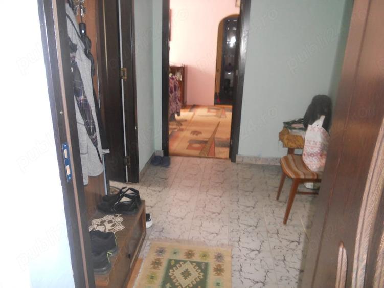 Apartament cu 3 camere semidecomandat în Precista