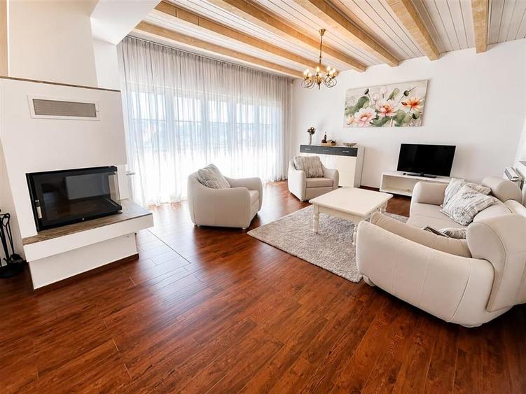 Apartament cu 3 camere decomandat, mobilat în Calea Dumbrăvii