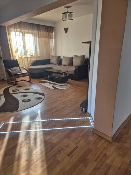 Apartament cu 3 camere decomandat, mobilat în Central