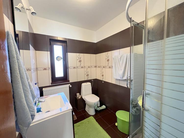 Casă individuală cu 4 camere cu Canalizare în Vânători