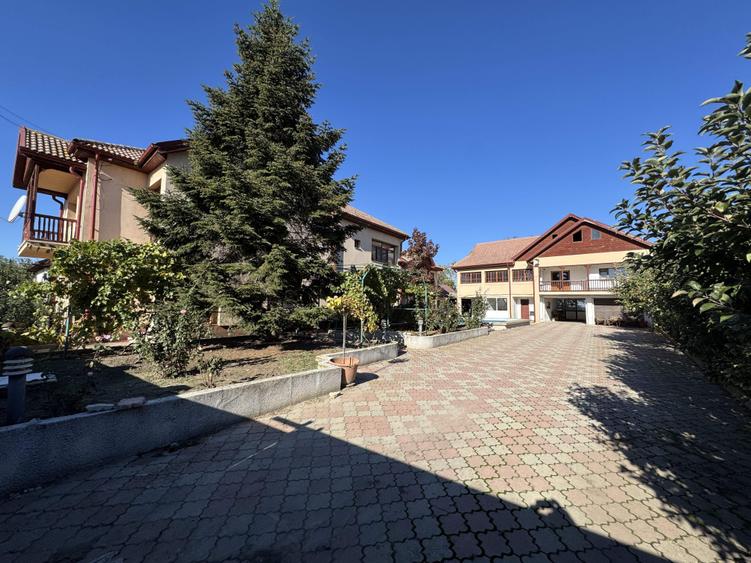 Casă cu 8 camere cu Teren 4057 Mp în Izvoru
