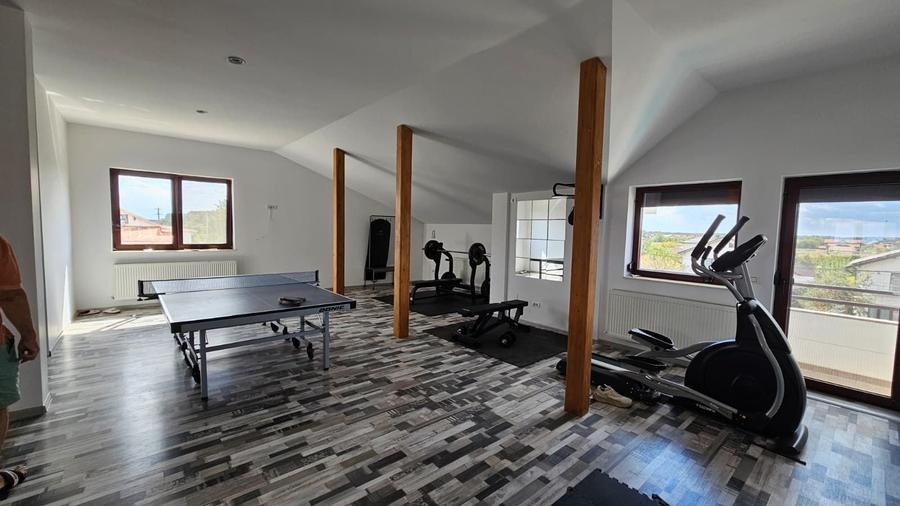 Duplex cu 15 camere cu Piscina în Brănești