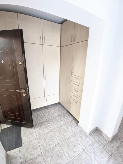 Apartament cu 3 camere decomandat în Între Lacuri
