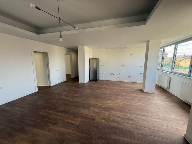 Apartament cu 4 camere decomandat în Băneasa