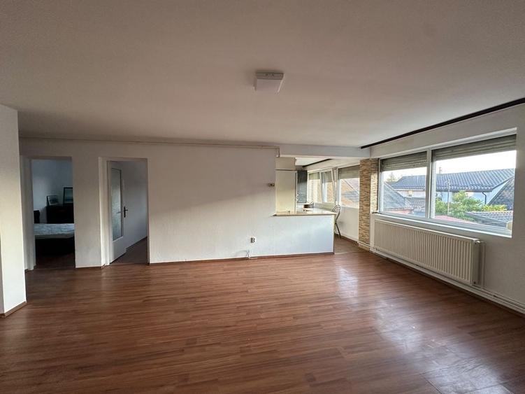 Apartament cu 3 camere decomandat în Exterior Vest
