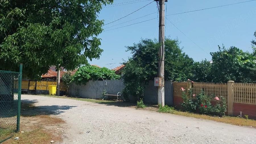 Casă cu Teren 691 Mp în Leu