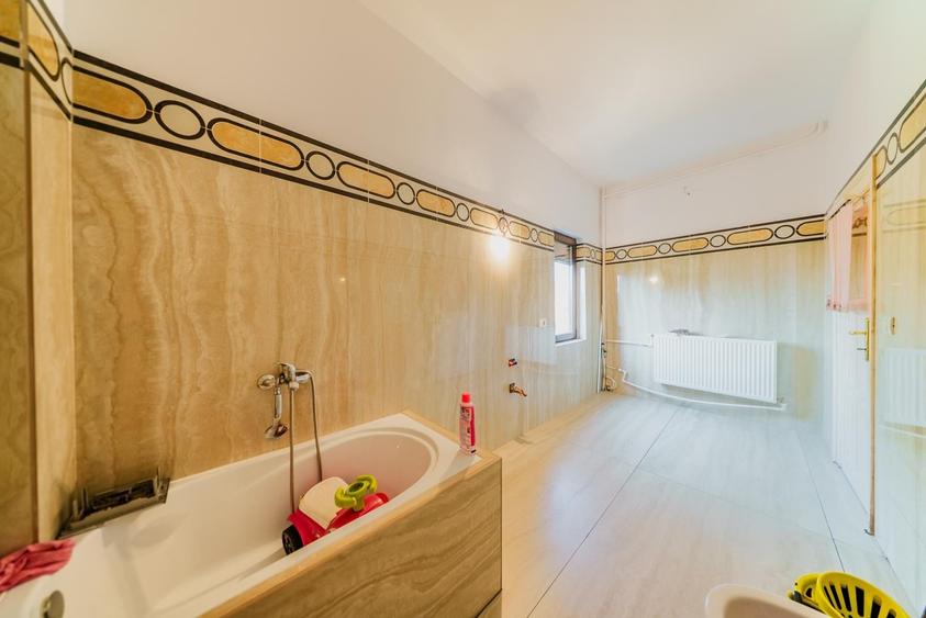 Casă individuală cu 6 camere cu Canalizare în Aradul Nou