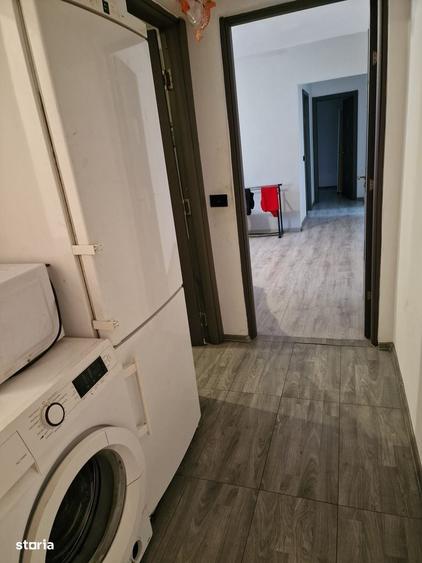 Apartament cu 3 camere semidecomandat în Craiovița Nouă