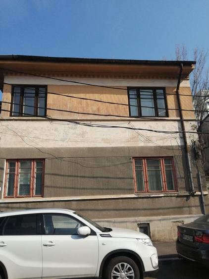 Casă individuală cu 14 camere cu Canalizare în Banu Manta