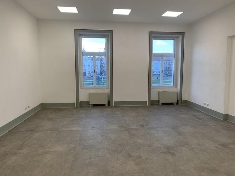 Birou, de 55 mp, în P-ța Unirii