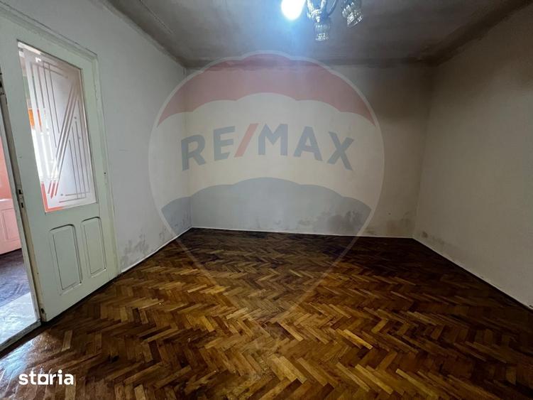 Casă cu 4 camere semidecomandat cu Teren 2144 Mp în Șeitin