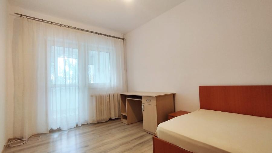 Apartament cu 3 camere semidecomandat în Calea Călărașilor