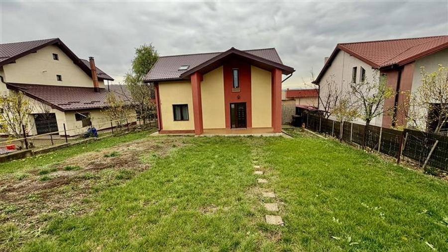 Casă individuală cu 4 camere cu Teren 500 Mp în Bucium