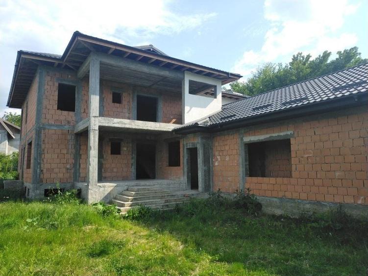 Casă individuală cu 10 camere cu Canalizare în Moara Vlăsiei