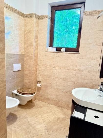 Casă individuală cu 6 camere cu Canalizare în Central