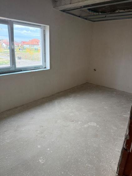 Apartament cu 4 camere decomandat în Moșnița Veche