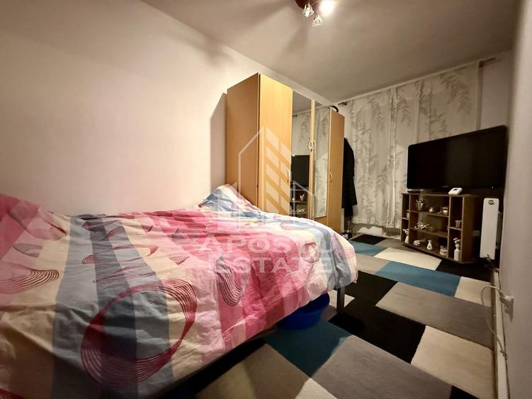 Apartament cu 3 camere semidecomandat, mobilat în Spitalul Județean
