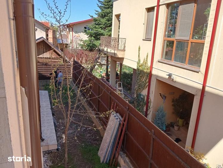 Casă cu 8 camere cu Teren 250 Mp în Fundeni