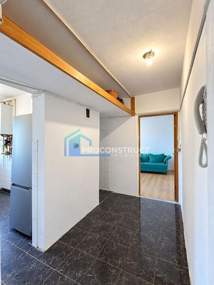 Apartament cu 3 camere semidecomandat, mobilat în Dacia
