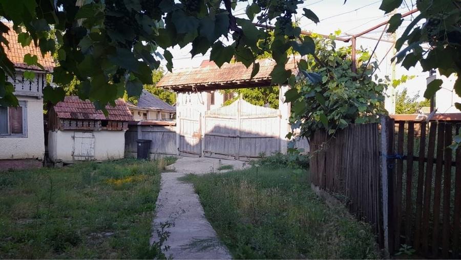 Casă cu 4 camere în Cașin