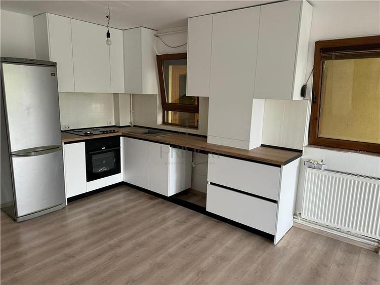 Apartament cu 3 camere semidecomandat în Giroc