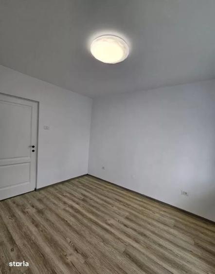 Apartament cu 3 camere decomandat în Est
