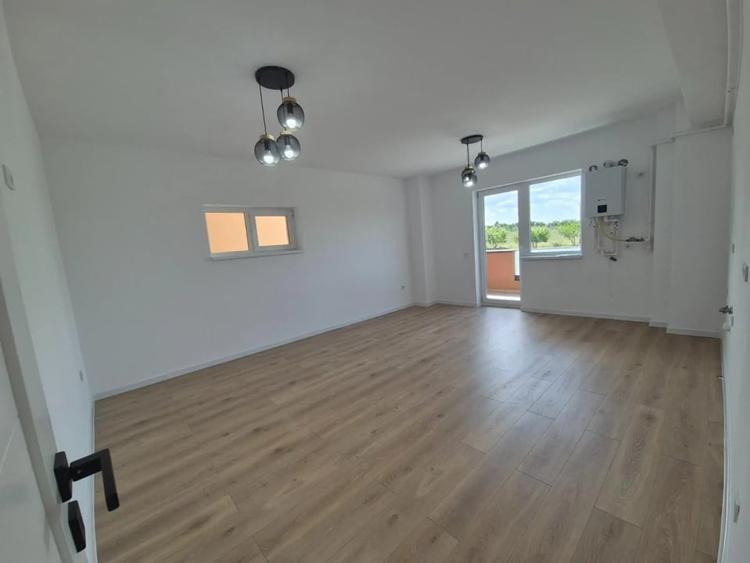 Apartament cu 3 camere decomandat în Periferie