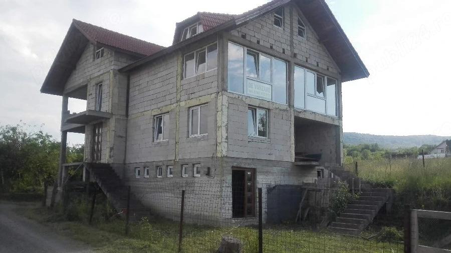 Casă cu 9 camere cu Teren 500 Mp în Vulcan