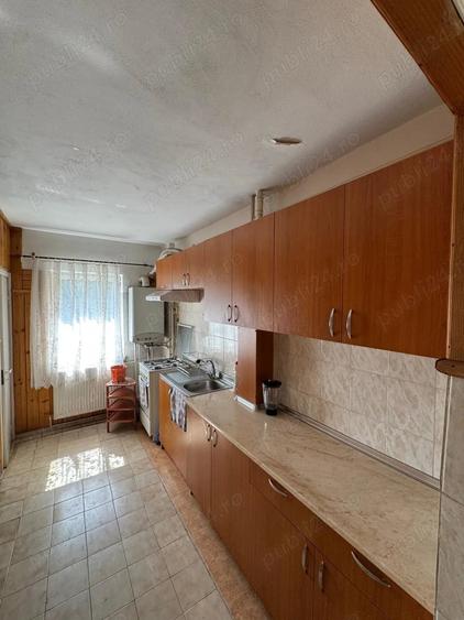 Apartament cu 3 camere decomandat în Sud
