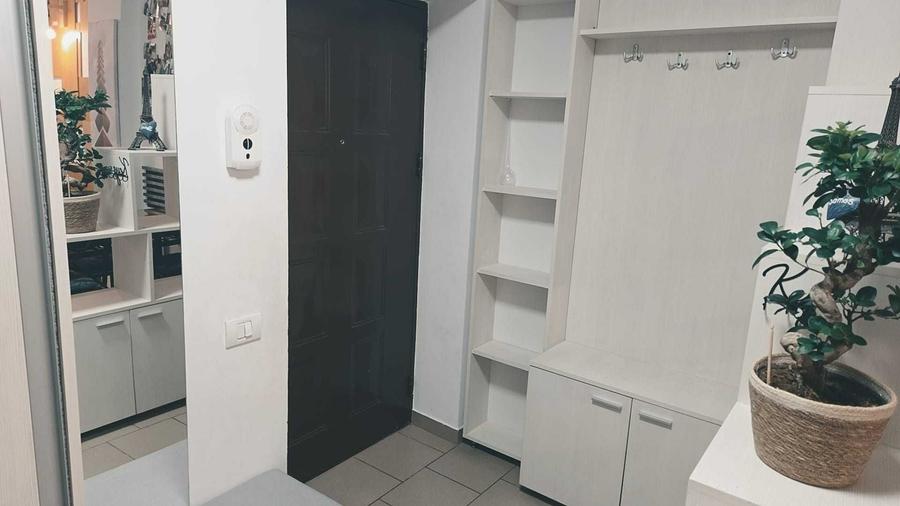 Apartament cu 2 camere semidecomandat, mobilat în Central