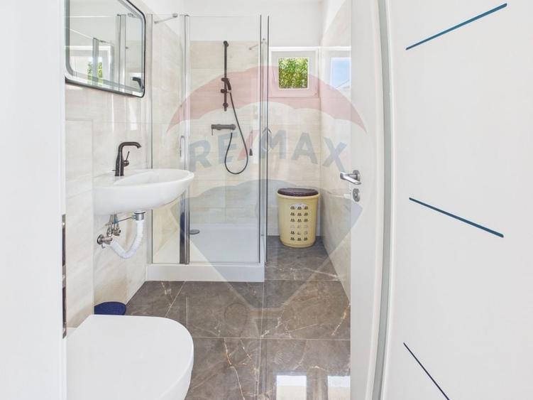Casă individuală cu 11 camere cu Teren 5134 Mp în Gruiu