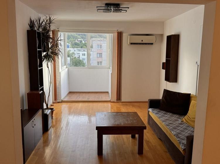 Apartament cu 4 camere decomandat în Tudor