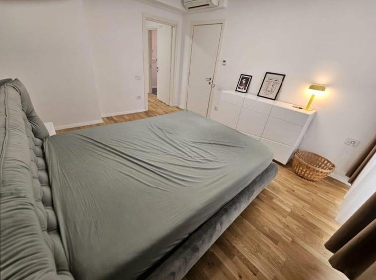 Apartament cu 4 camere decomandat, mobilat în Băneasa