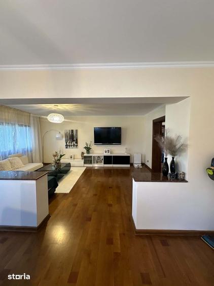 Apartament cu 5 camere decomandat în Soarelui