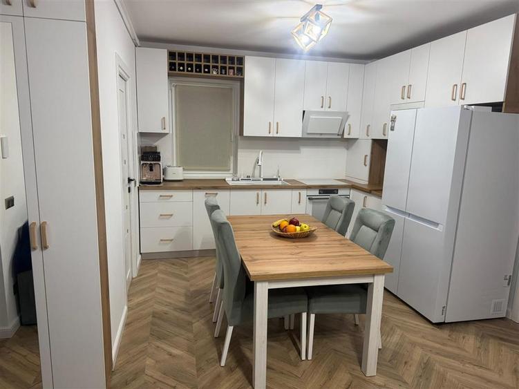 Apartament cu 3 camere decomandat în Exterior Vest