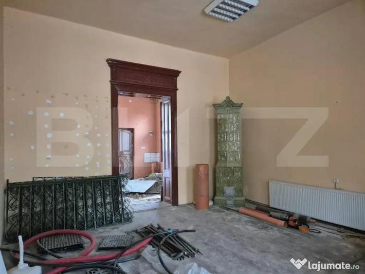 Casă cu 7 camere cu Teren 1021 Mp în Central