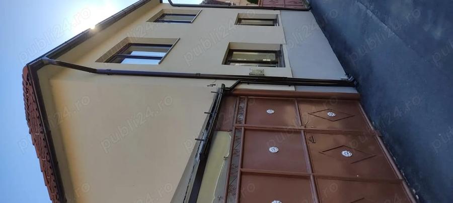 Casă cu 5 camere cu Teren 37 Mp în Aciliu
